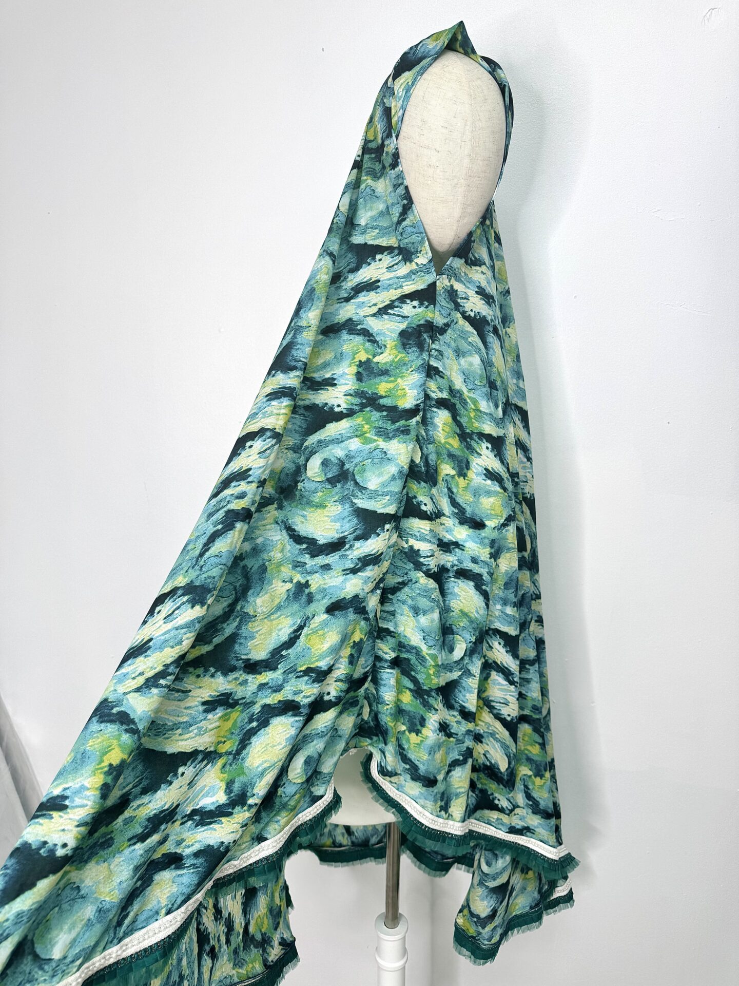 Un voile de prière d’un bleu sublime, orné de délicats détails sur le bas. Confectionné dans une matière douce et légère de viscose, il se porte en un geste, vous offrant un gain de temps précieux. Parfait pour la prière, il assure une couvrance complète de la awra tout en restant confortable et pratique. Longueur avant 87 cm Longueur arrière 135 cm