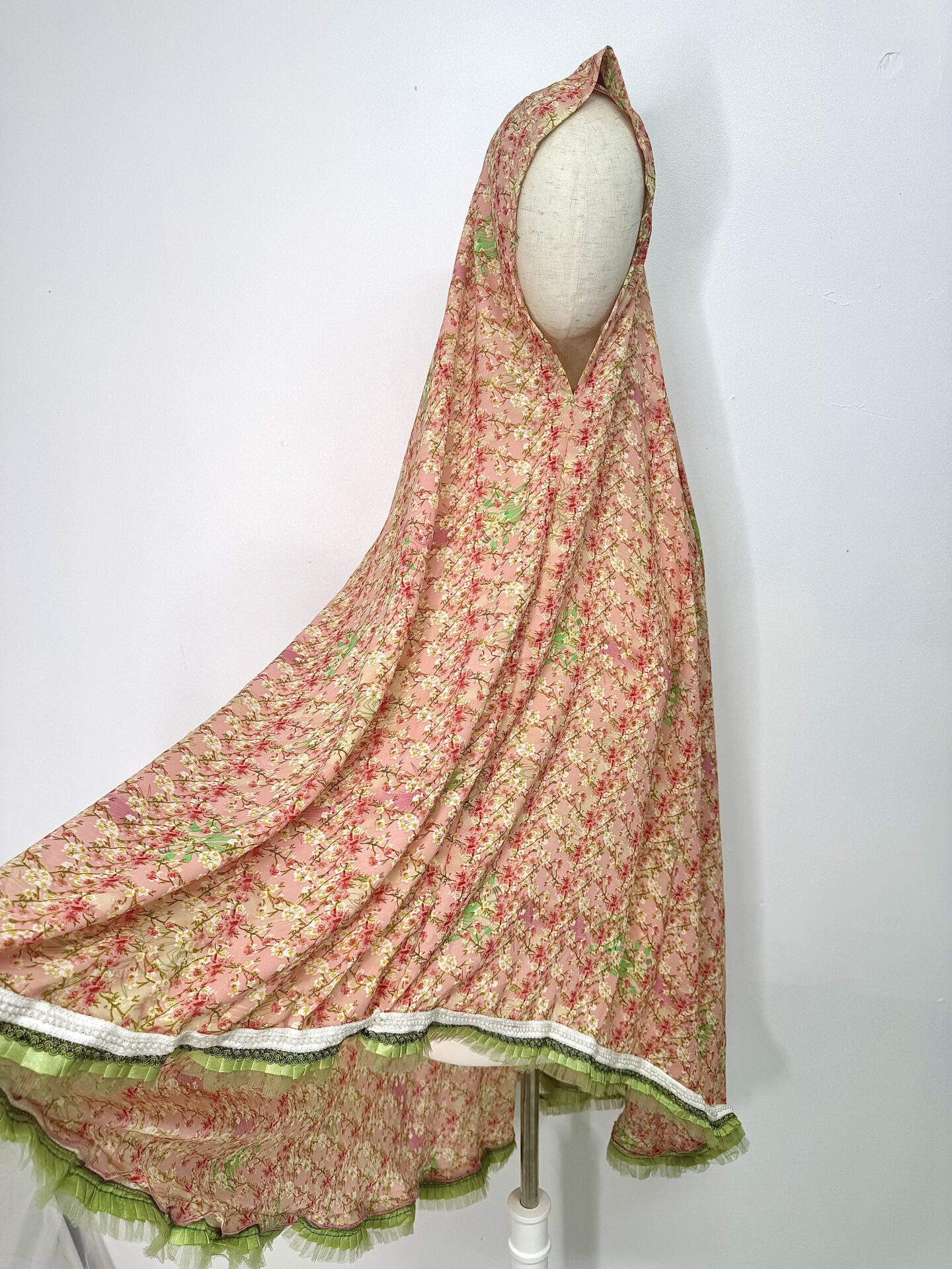Un voile de prière au ton rose délicat, sublimé par de jolis motifs fleuris. Sa matière douce et légère viscose épouse les mouvements avec légèreté. Facile à enfiler, il vous fait gagner du temps tout en assurant une couvrance parfaite de la awra. Idéal pour prier en toute sérénité, avec élégance et simplicité. Longueur avant 87 cm Longueur arrière 135 cm