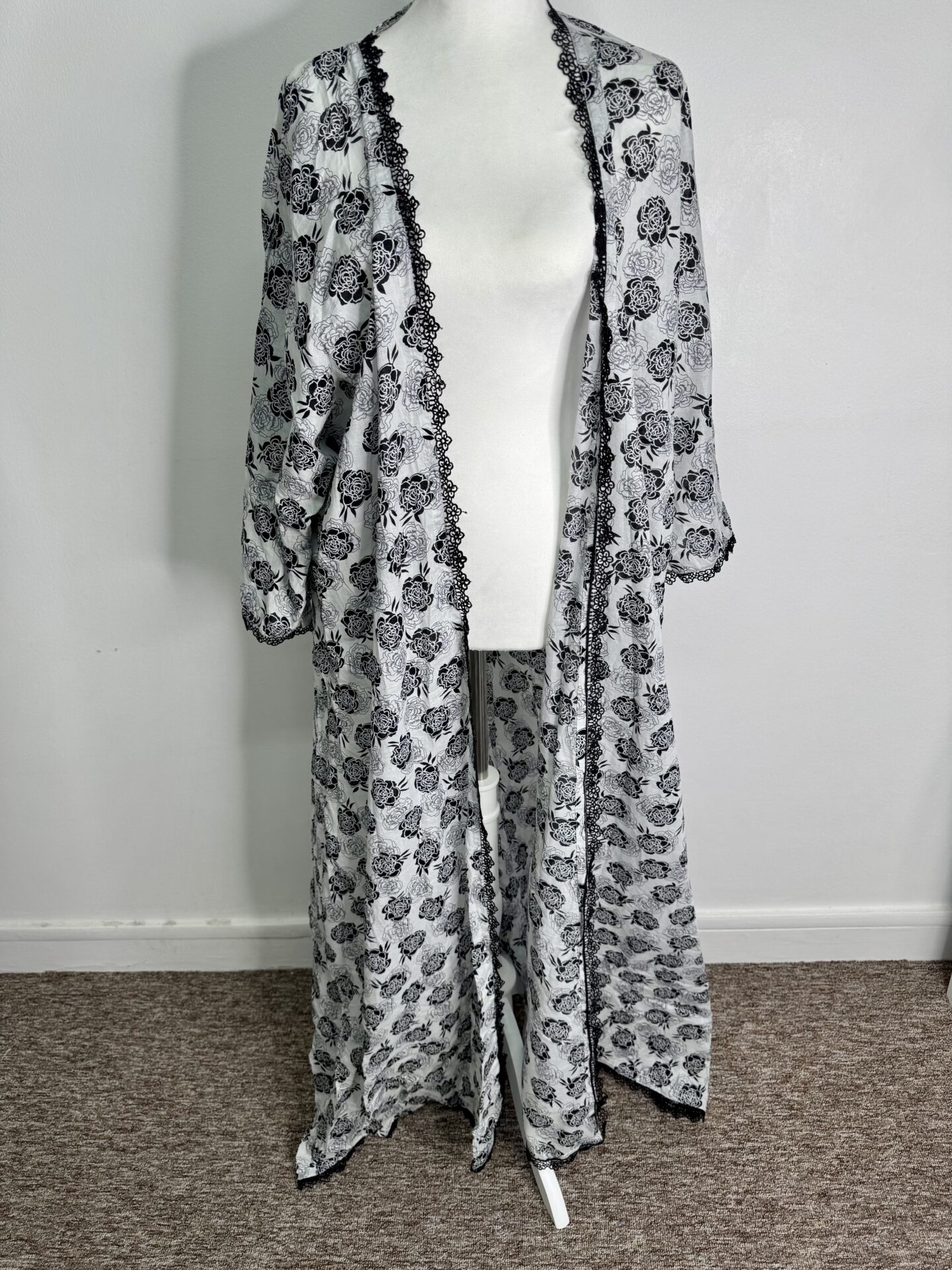 Kimono fleuri noir et blanc